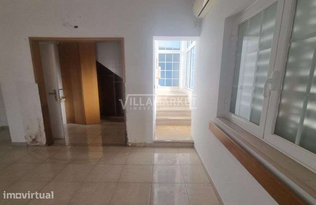 Prédio urbano da banca composto por 2 pisos situado numa zona residenc - Grande imagem: 3/16