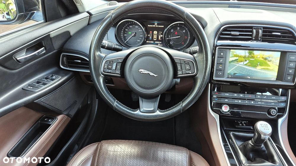 Jaguar XE 2.0 D Portfolio - 11