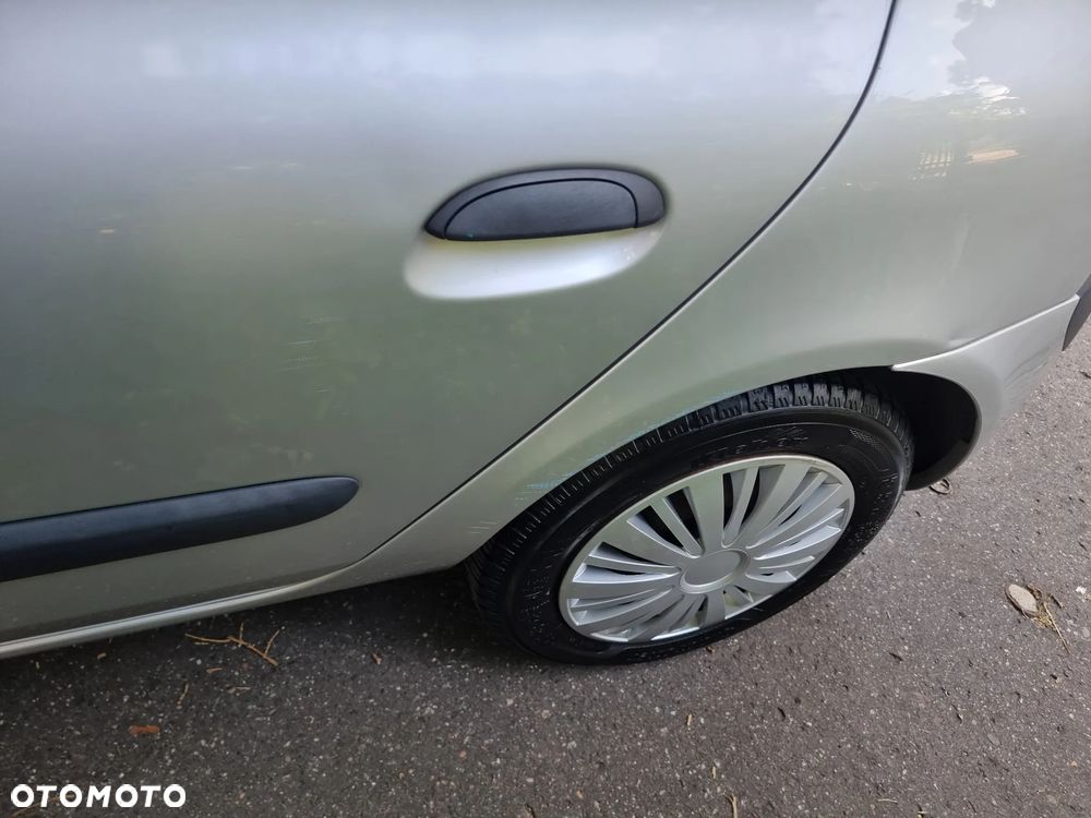 Renault Clio 1.2 16V Confort Authentique - 10