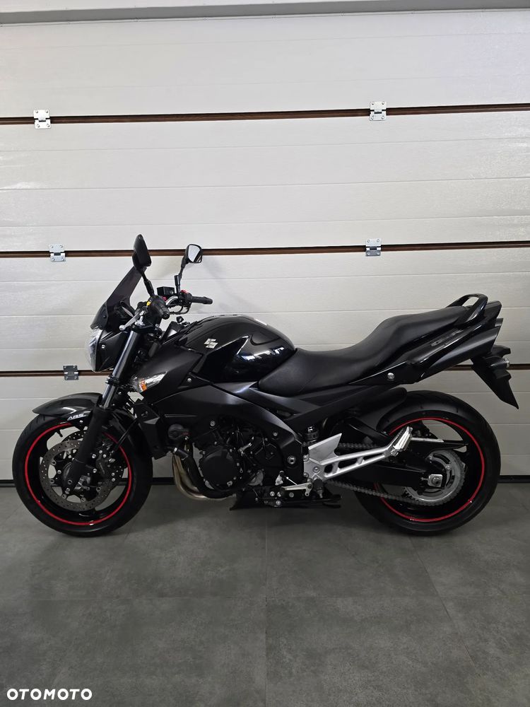 Suzuki GSR - 11