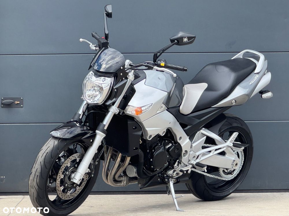 Suzuki GSR - 19