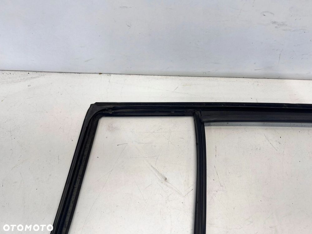 USZCZELKA RAMKA DRZWI LEWY TYŁ VW TIGUAN 5N0839431 CHROM - 4