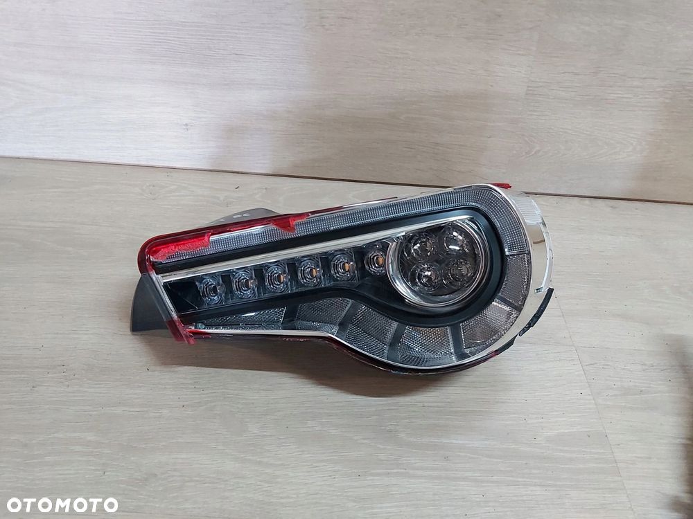 TOYOTA GT86 Subaru BRZ Lift Lampa tył prawa LED - 1