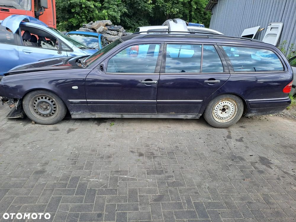 Mercedes – Benz Klasa E S/W210 (95-99r.) 2.2 CDI 125KM. Silnik 611.961 Skrzynia 717.466  lakier 339 (Violan). Cały na części. GWARANCJA !!!  Przód Tył Zestaw Komplet Drzwi Klapa Zderzak Błotnik Maska Grill Atrapa Szyba Pas Lampa Lusterko Boczki Fotel Kanapa Kokpit Deska Rozdzielcza Przełącznik Włącznik Sterownik Przewody Wiązka Instalacja Moduł Komputer Czujnik Listwa Pompa Alternator Wtryski Głowica Rozrusznik Kompresor Sprzęgło Dwumas Silnik Skrzynia ABS Klimatyzacji Paliwa Wspomagania Kolektor Turbina Przepustnica Zawór Chłodnica Koło Hak Belka Sanki Zawieszenie Mcpherson Półoś Amortyzator Wydech Tłumik Zacisk Most - 4