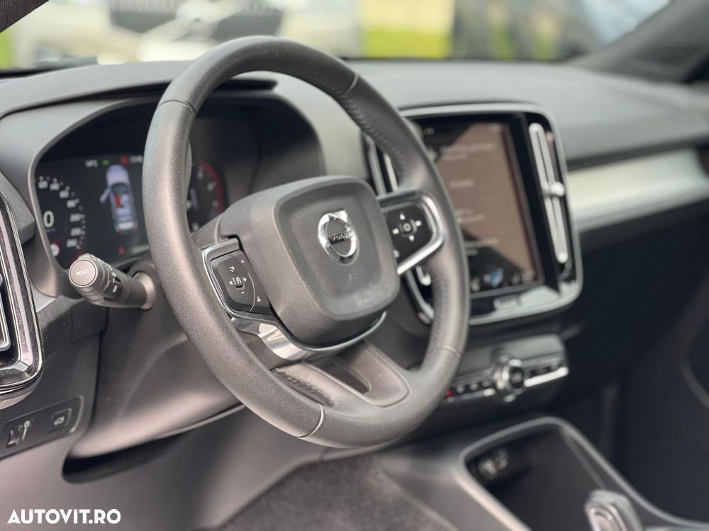 Volvo XC 40 B4 AT8 Mild Hybrid Momentum Pro - 9