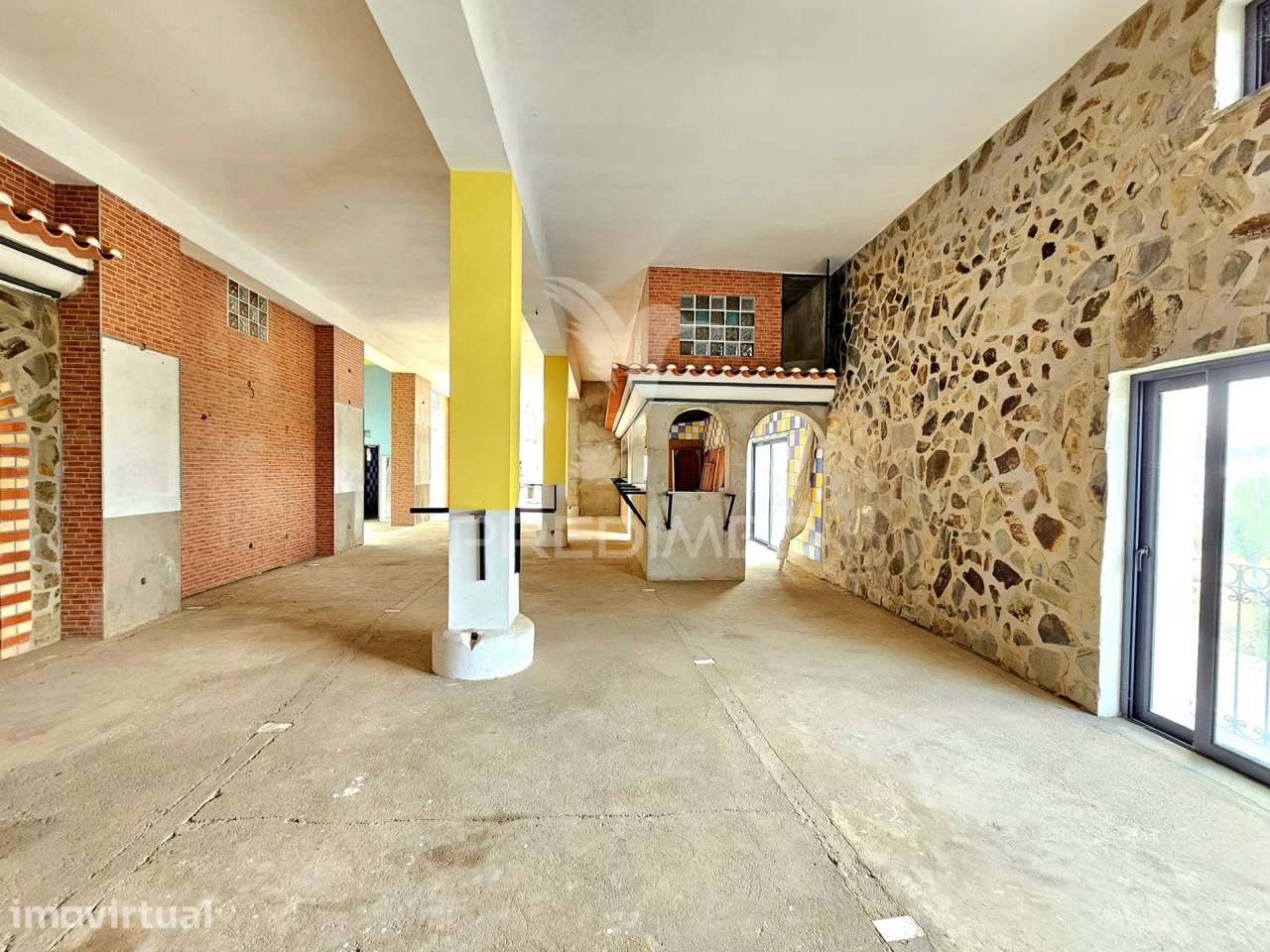 Espaço comercial em construção com terreno - Grande imagem: 3/21