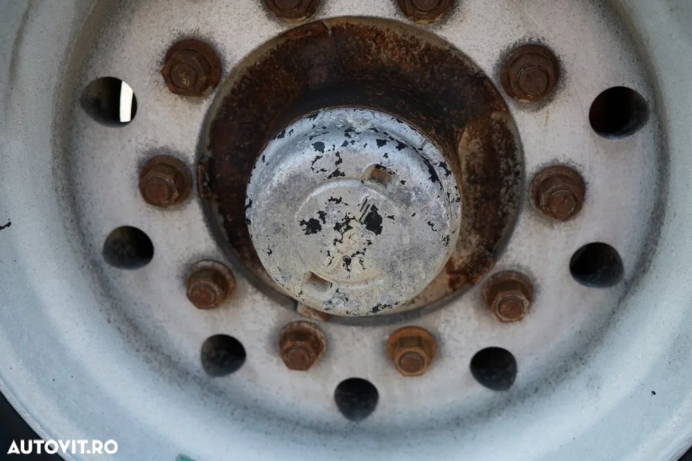 Benalu BENALU / 24 m3 / ALUMINIU / AXĂ RIDICATĂ / GREUTATE: 5.300 KG / PERDĂ ELECTRICĂ / JANTE DIN ALIAJ - 20