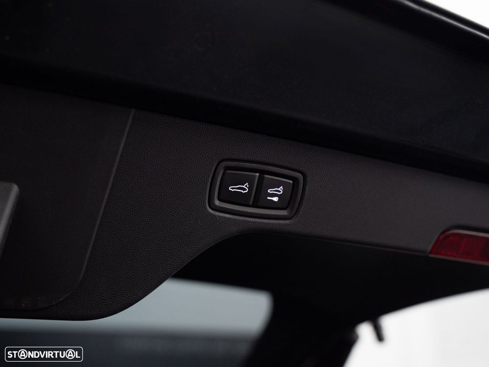 Porsche Macan Electric 4 - 16