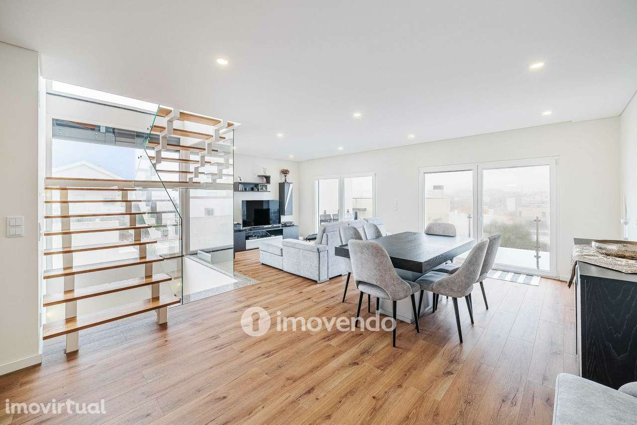 Moradia T3+1 moderna e exclusiva, com garagem e jardim, em Porto Salvo - Grande imagem: 2/60