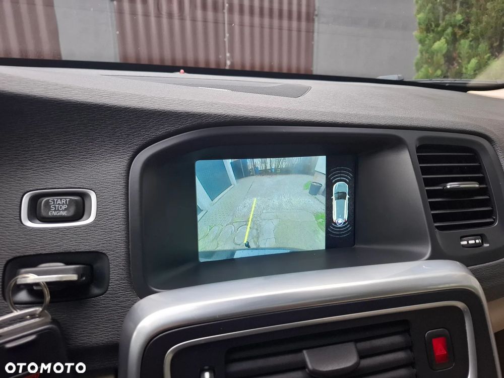 Volvo V60 D6 AWD Plug-in Hybrid R-Design Summum - 8