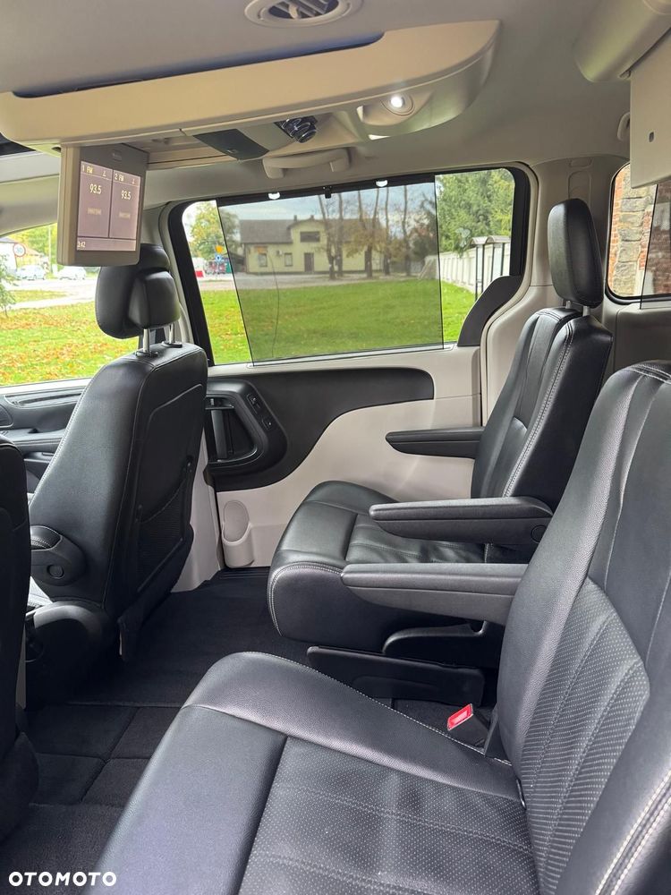 Chrysler Town & Country - 15