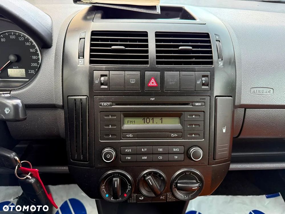 Volkswagen Polo 1.2 Cross Urban White - 36