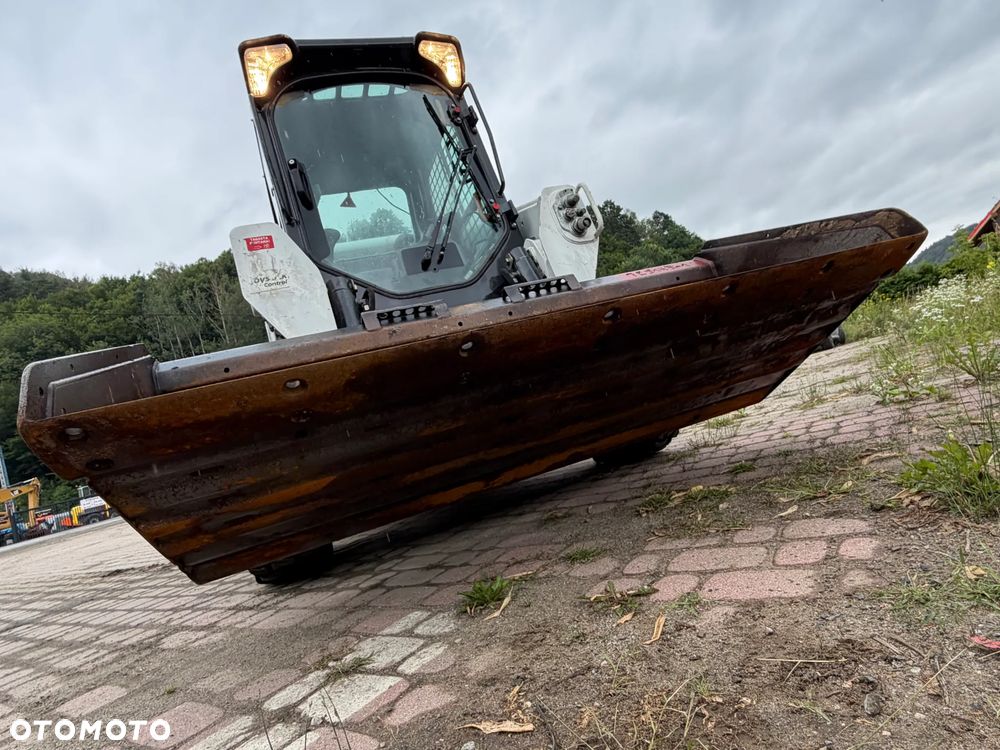Bobcat S530. Ładowarka 4x4 wózek terenowy. Łyżka. Pełne sterowanie z dżojstika jazda i praca. Aktualne serwisy DEKRA 2026r. Silnik Kubota 4cyl 55km. Maszyna Jak Nowa z Salonu! Pochodzi z Norweskiego Gospodarstwa! 2020 rok 1724 mtg! Zero luzów i wycieków. Bardzo mocna i wydajna maszyna o małych gabarytach! Idealna do stajni oraz Budownictwa. OKAZJA TANIO 3 wyjścia Hydrauliczne pod urządzenia!! Wszystkie opony jak nowe .Kabina ogrzewana pełne szkło + drzwi. Po serwisach. Potężna moc. OKAZJA - 21