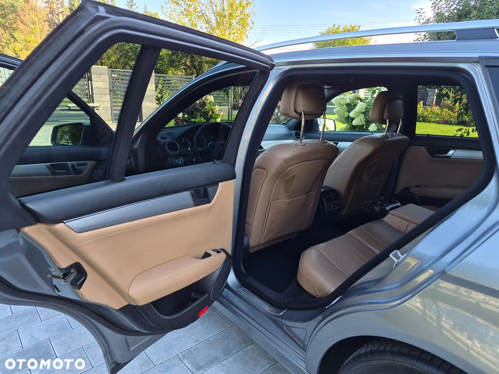 Mercedes-Benz Klasa C 300 CDI BlueEff 4-Matic Avantgarde - 11