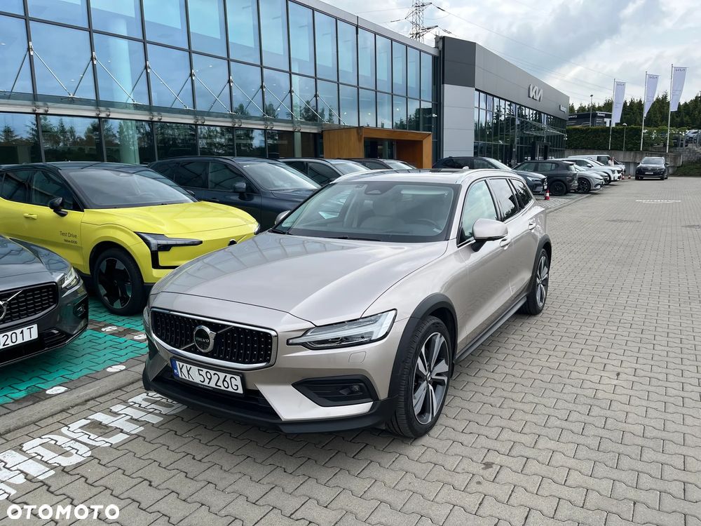 Volvo V60 Cross Country - 1