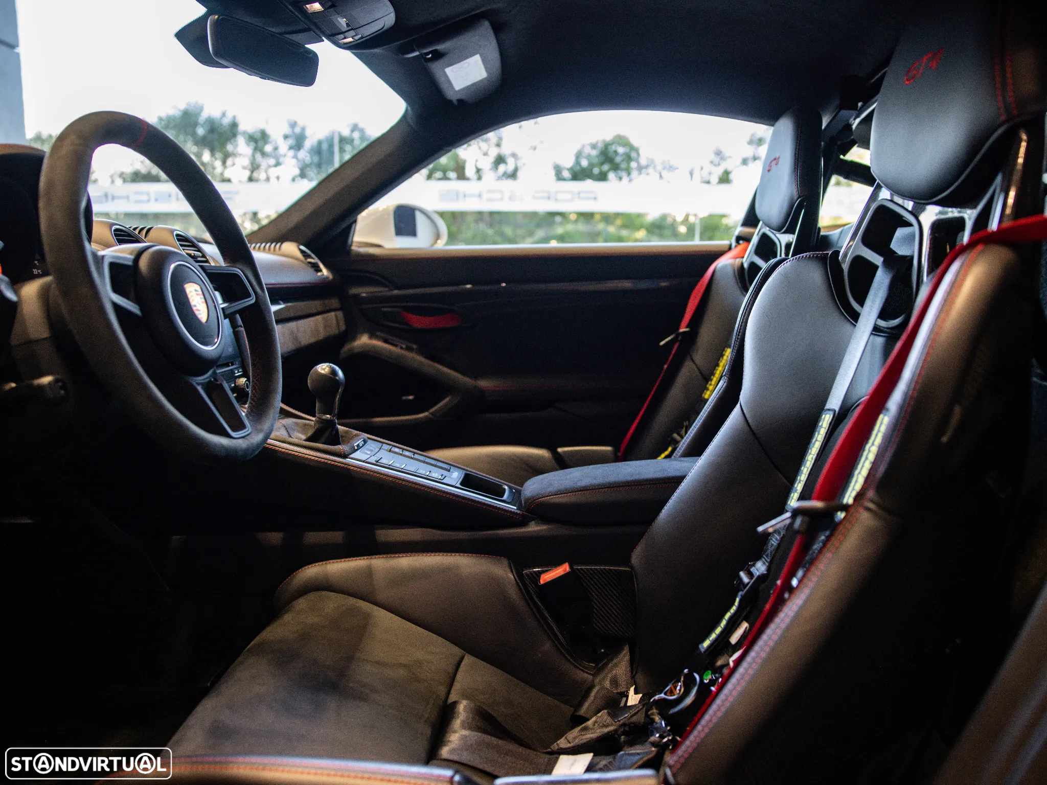 Porsche 718 Cayman GT4 - 32
