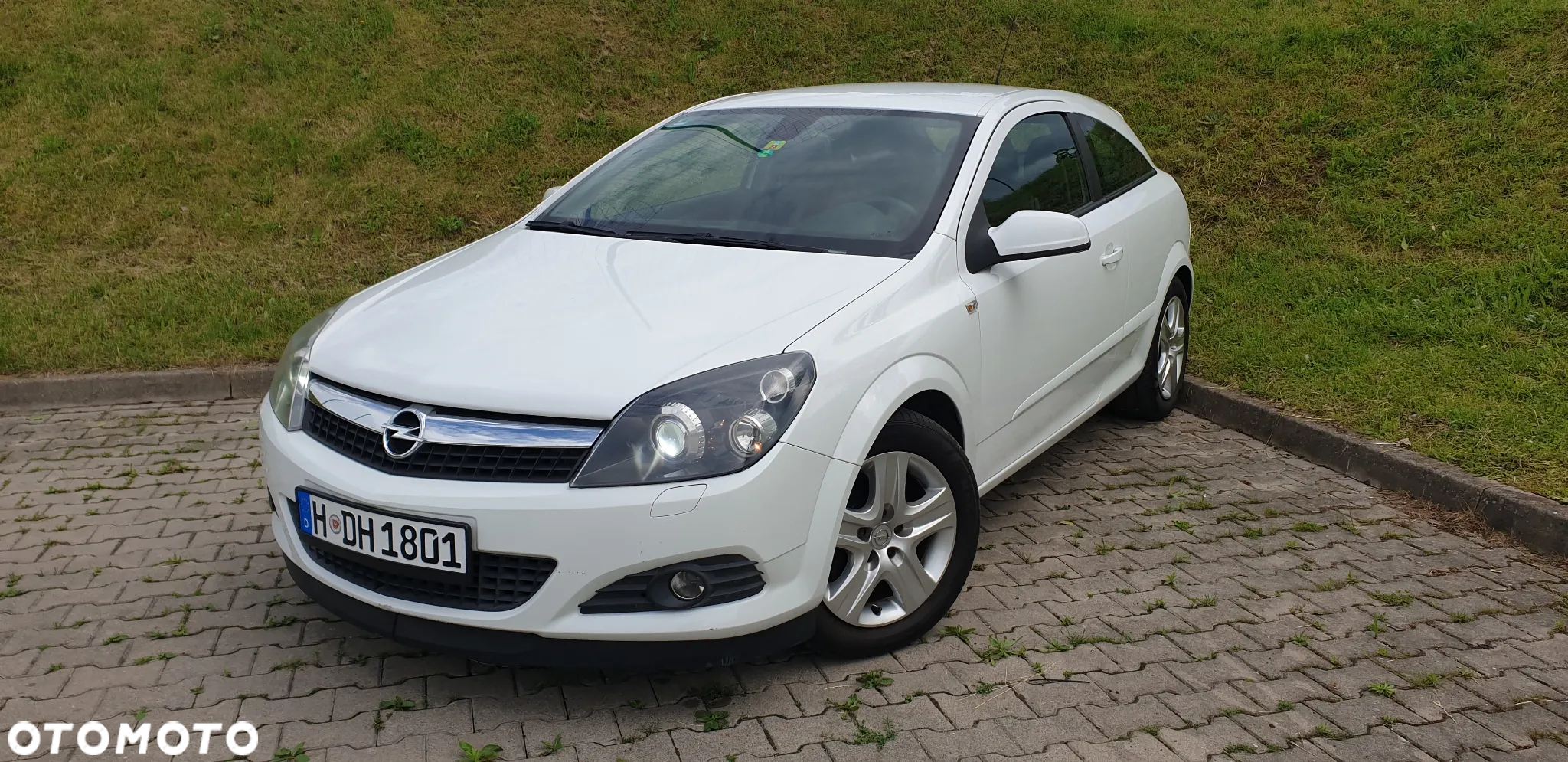 Opel Astra GTC 1.6 Cosmo - 8