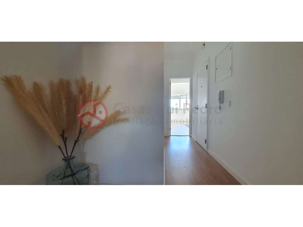 Arrenda T2 Totalmente Remodelado Open Space e Vista Desafogada no B... - Grande imagem: 3/16