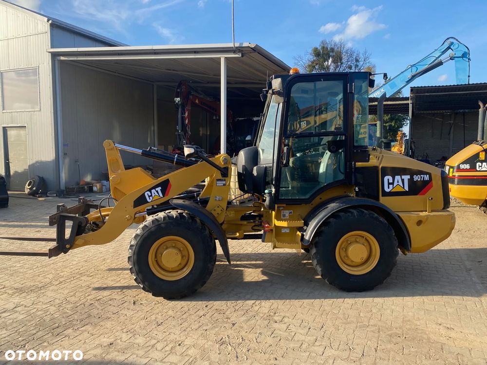 Caterpillar CAT 907M, 3400 MTH, ŁYŻKA OTWIERANA + WIDŁY, z NIEMIEC, SUPER STAN, - 21