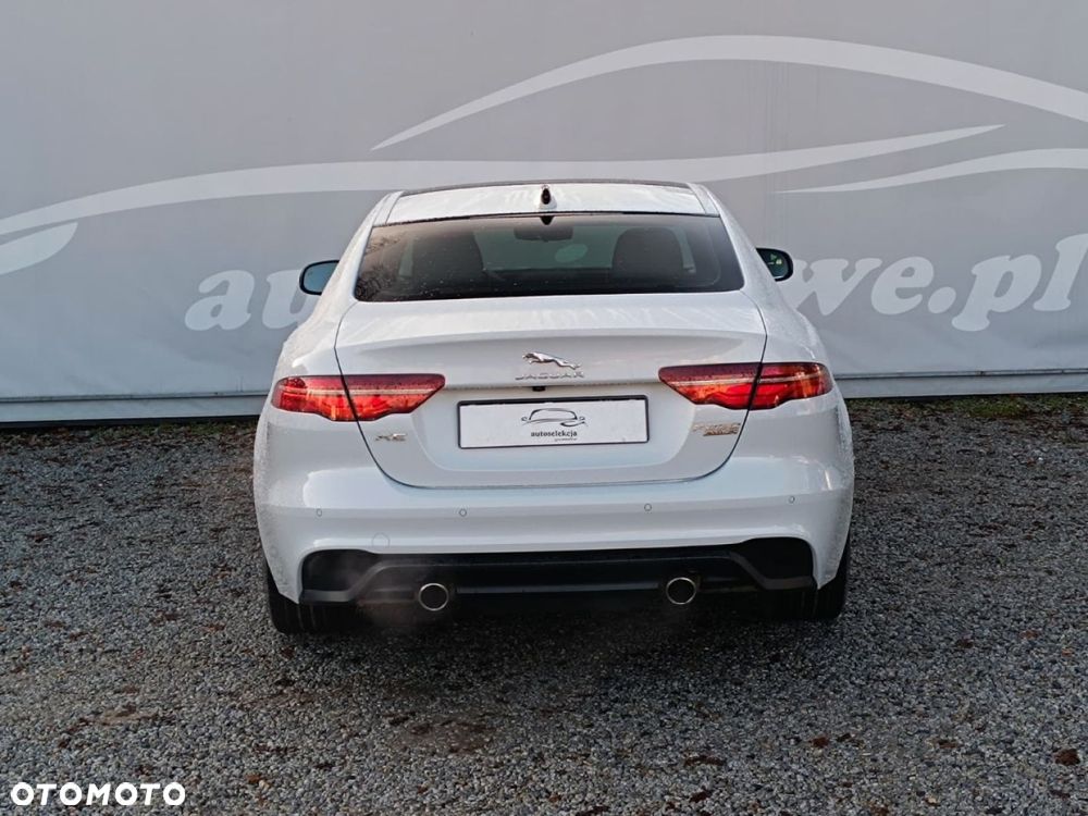 Jaguar XE - 15