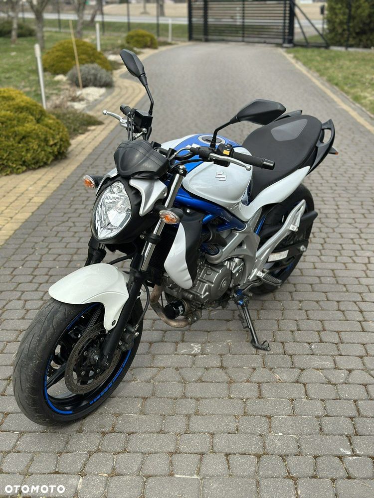 Suzuki Gladius - 8