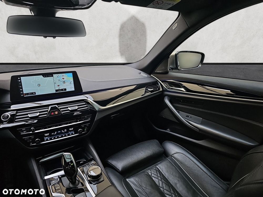 BMW Seria 5 M550i xDrive - 31