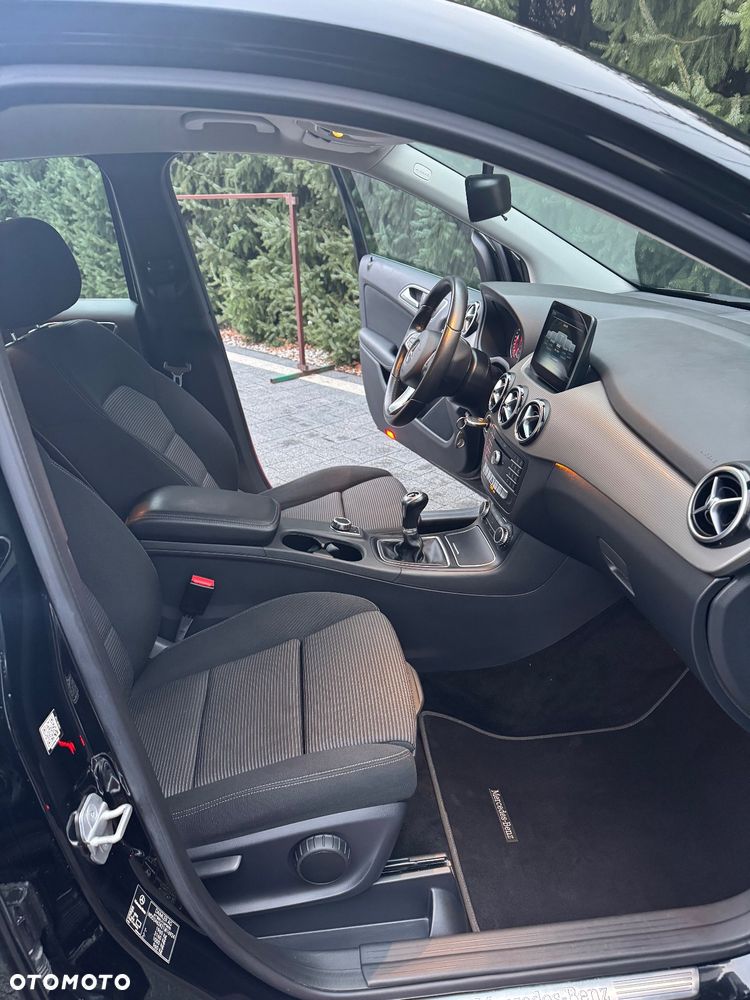 Mercedes-Benz Klasa B 180 Edition - 24