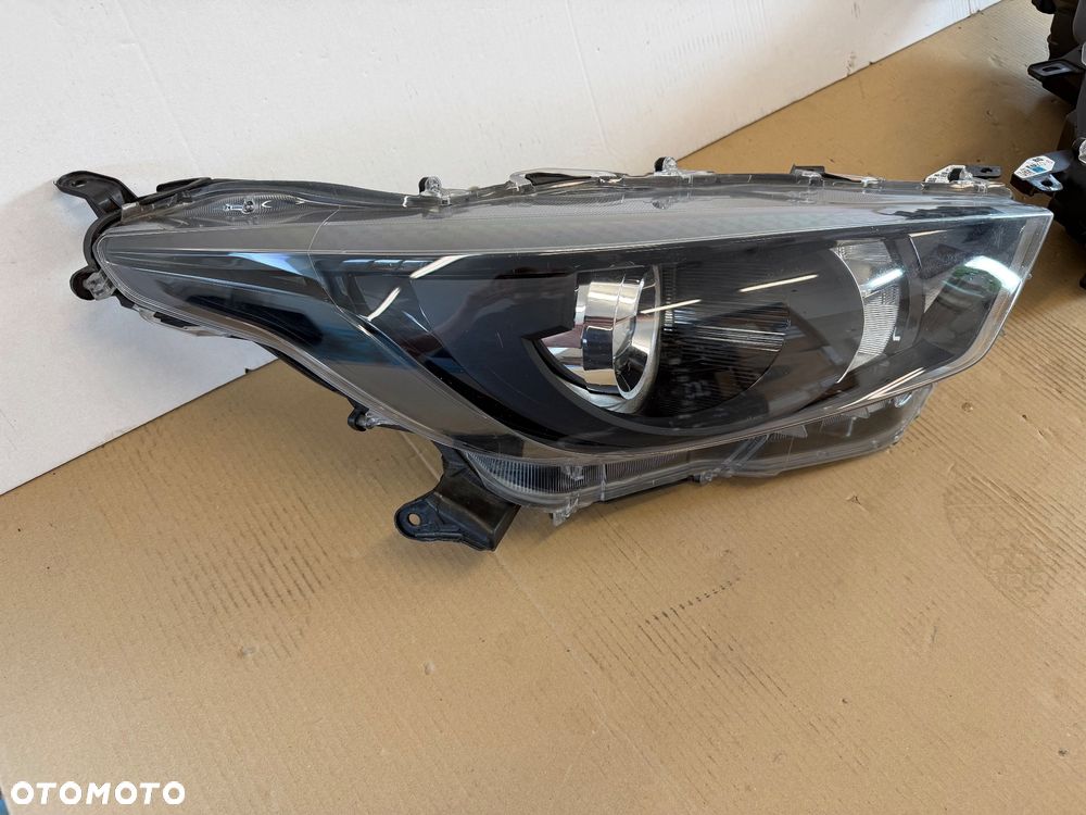 TOYOTA YARIS IV - LAMPA ZWYKŁA SOCZEWKA  PRAWA - 10