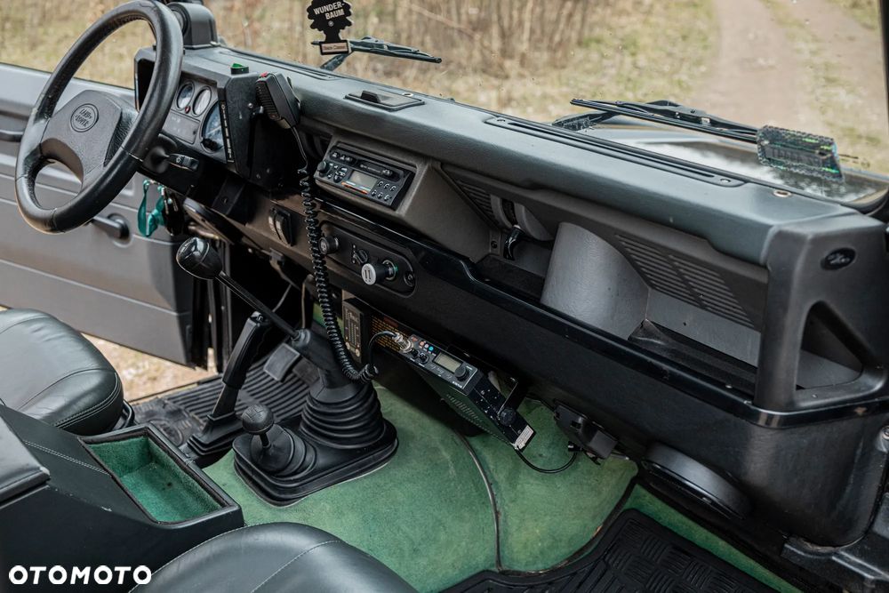 Land Rover Defender - 24