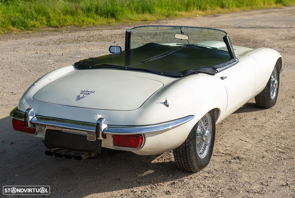 Jaguar E-Type - 16