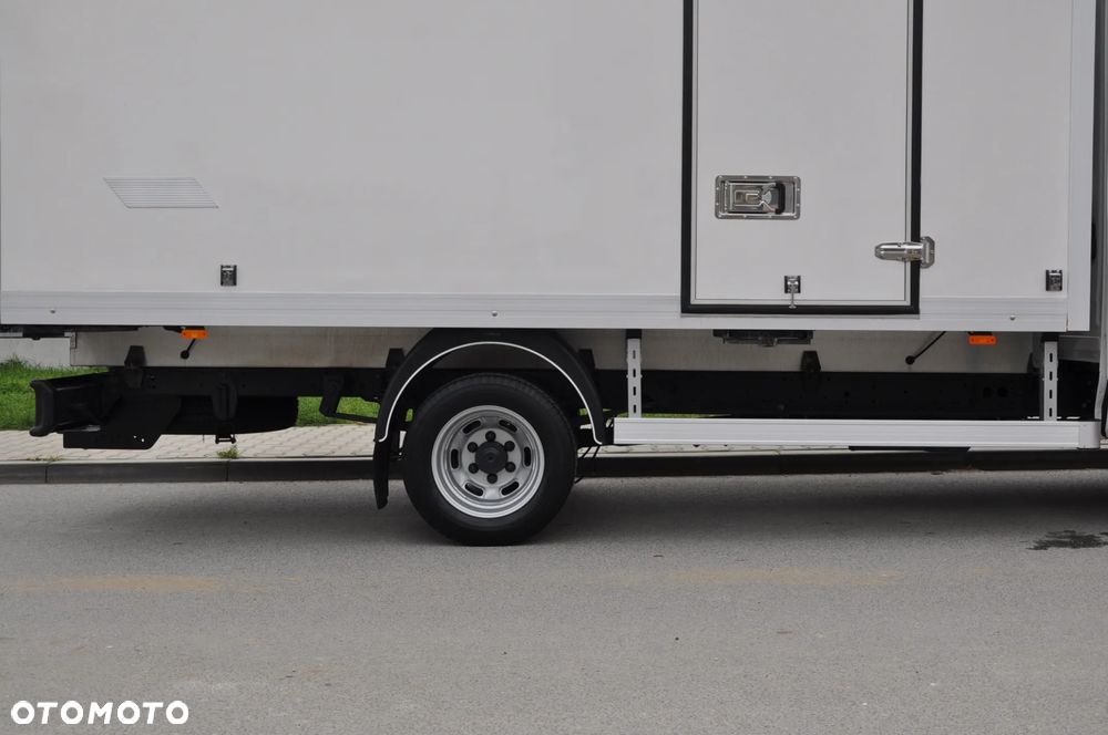 Iveco DAILY AUTOMAT CHŁODNIA MROŹNIA IZOTERMA CARRIER HI-MATIC NA BLIŹNIAKU KRAJOWE BEZWYPADKOWE ZASILANIE ZEWNETRZNE 230 V - 23