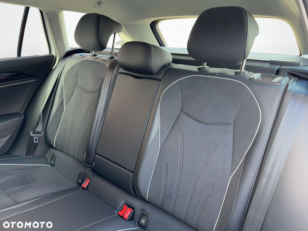 Volkswagen Passat Variant 1.5 TSI ACT mHEV Elegance DSG - 32