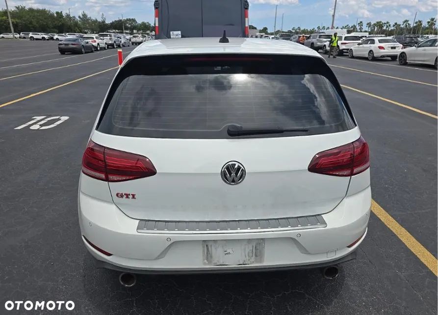 Volkswagen Golf - 6