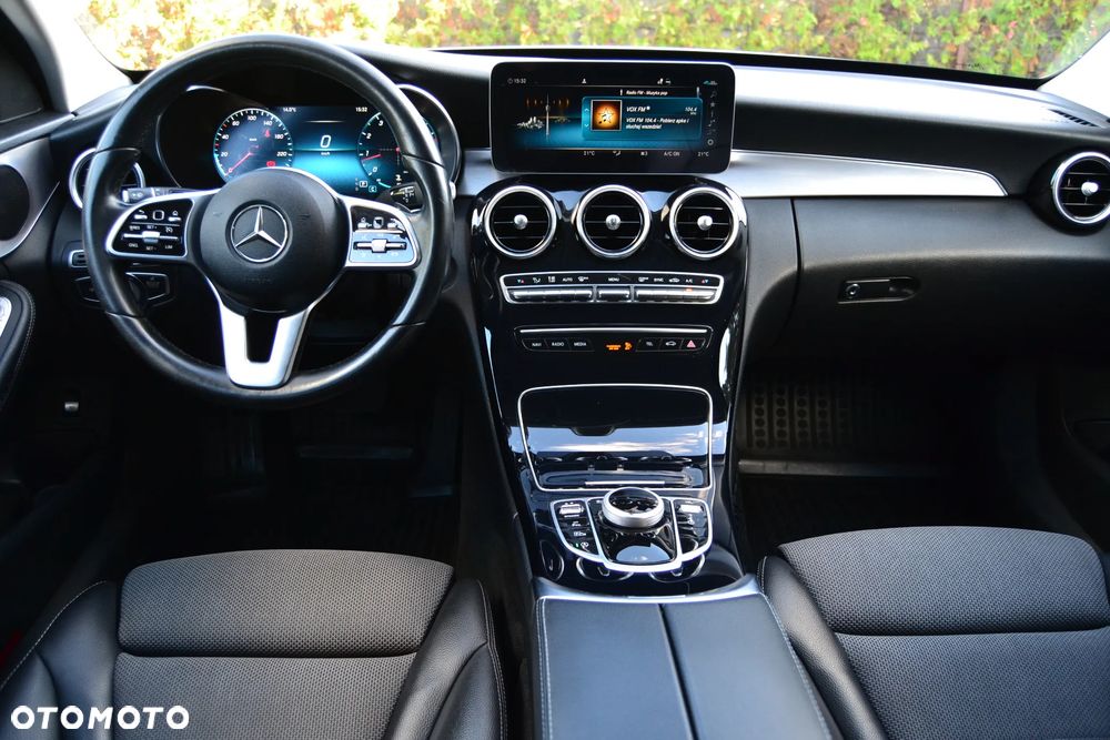 Mercedes-Benz Klasa C 180 9G-TRONIC AMG Line - 36
