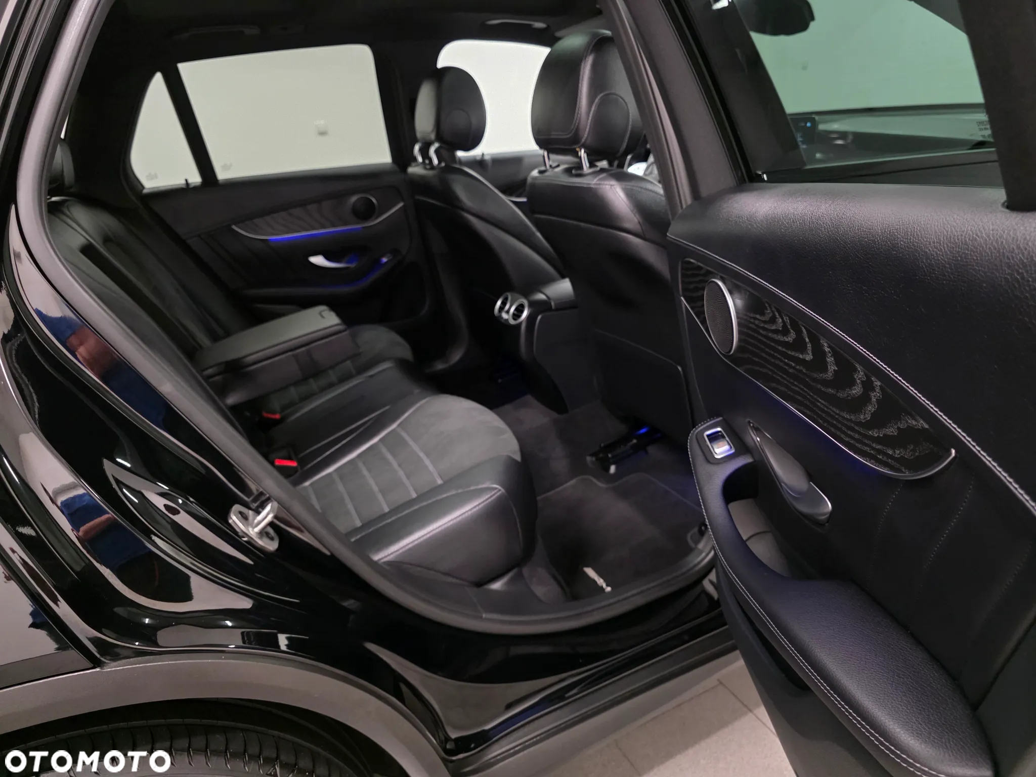 Mercedes-Benz GLC 300 d 4Matic 9G-TRONIC AMG Line Plus - 33