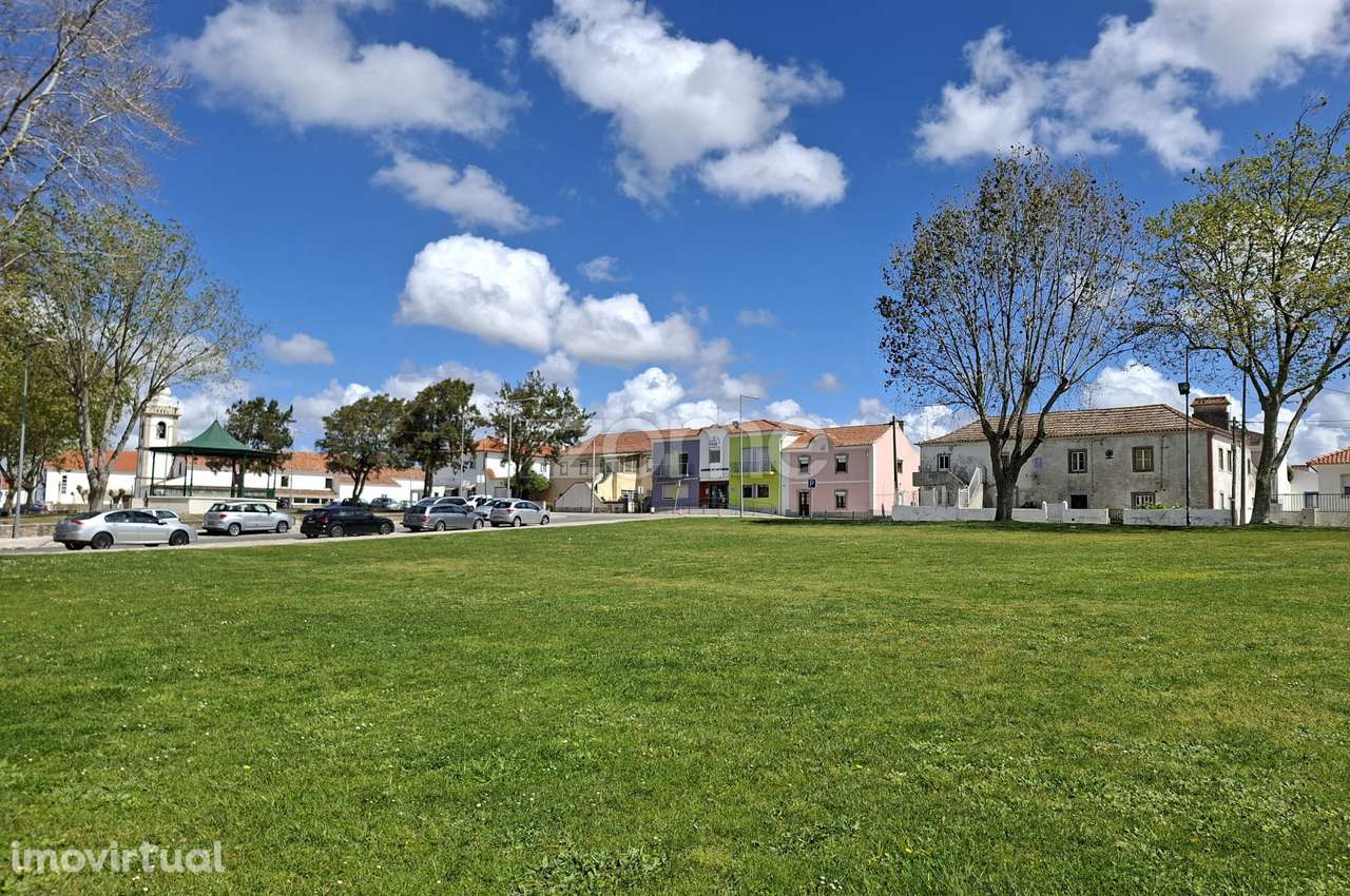 Prédio / Moradia Centenária no Coração de São João das Lampas - Grande imagem: 3/18