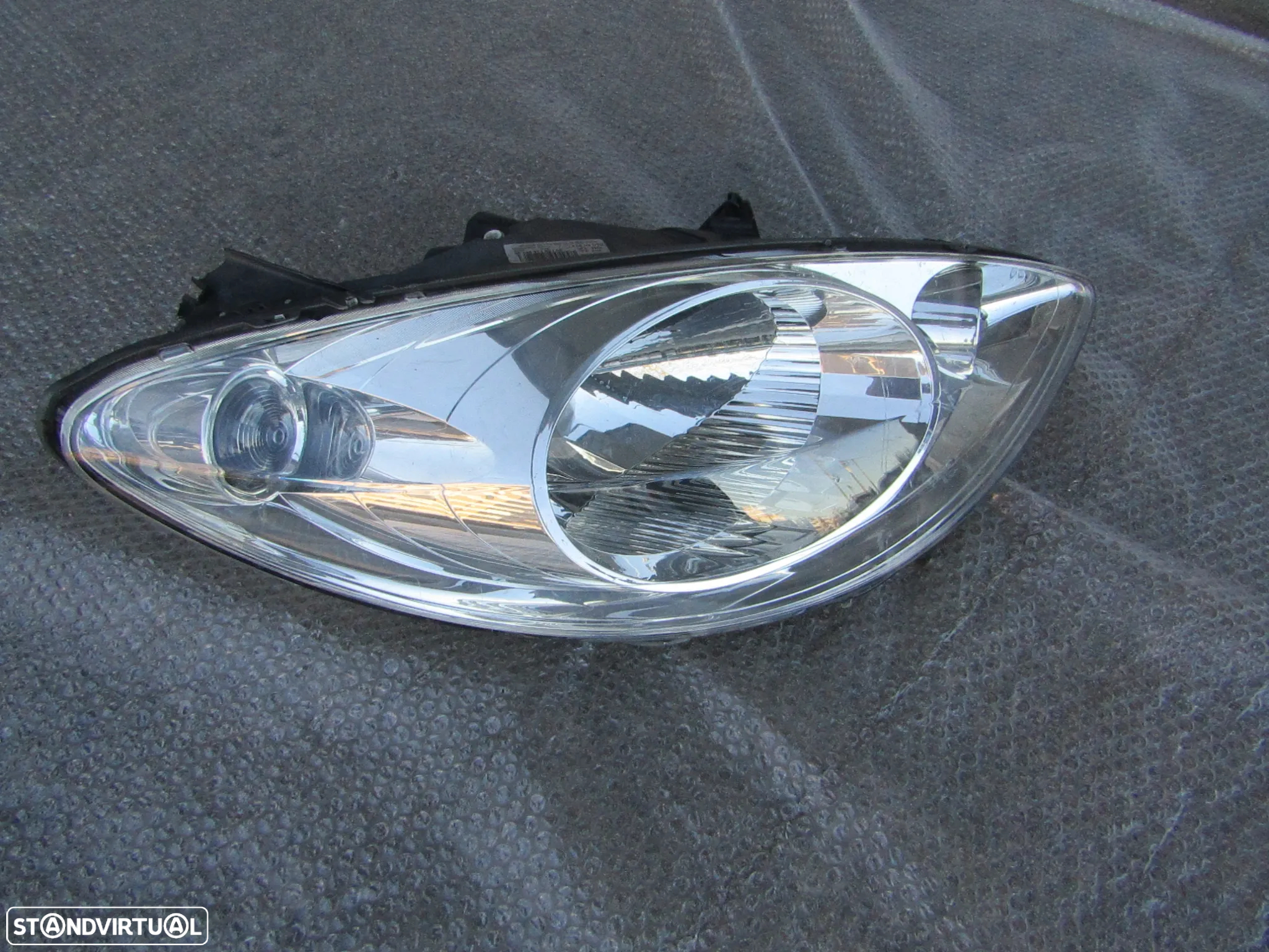 Farol Peugeot 108 ano 2009 (ver descrição) - 2