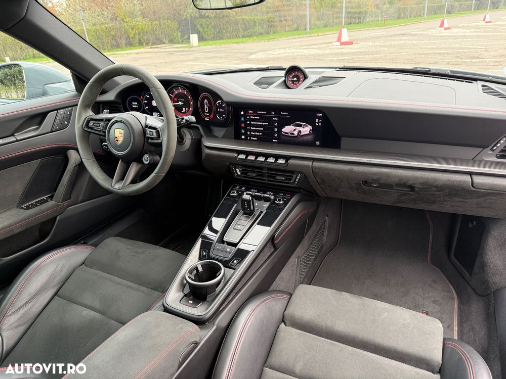 Porsche 911 Carrera 4 GTS PDK - 18
