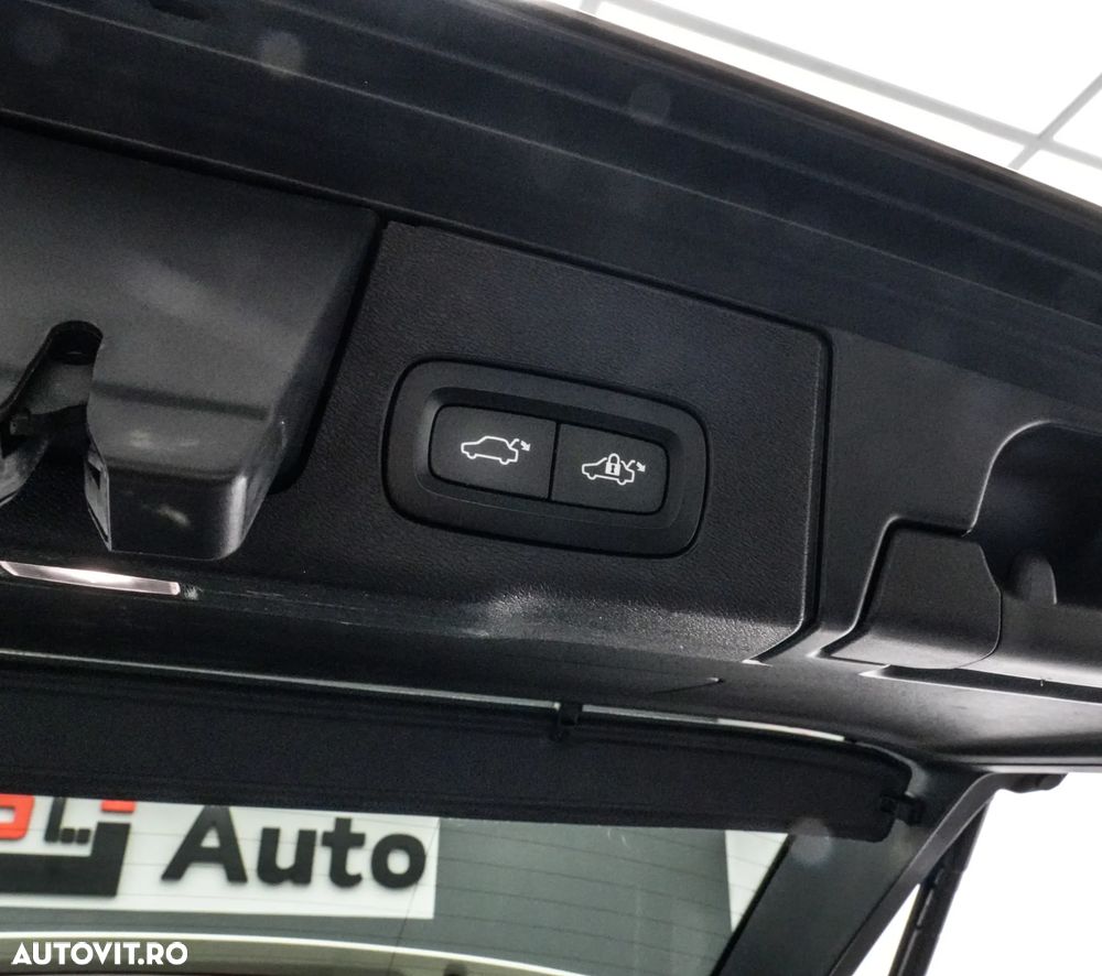 Volvo XC 60 T8 Twin Engine AWD Momentum Pro - 23