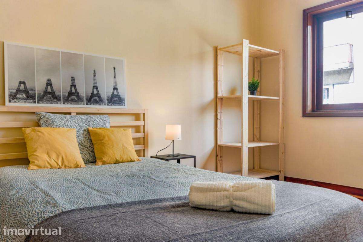 Quarto - localizado em Santo Ildefonso Porto - Grande imagem: 2/7