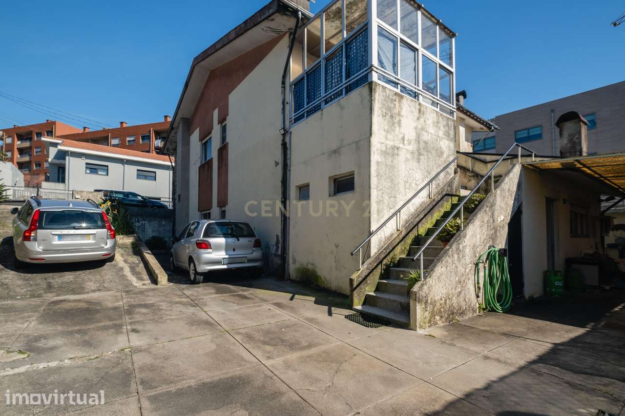 MORADIA BI-FAMILIAR OU TERRENO PARA CONSTRUÇÃO DE UM PRÉDIO HABITACION - Grande imagem: 5/60