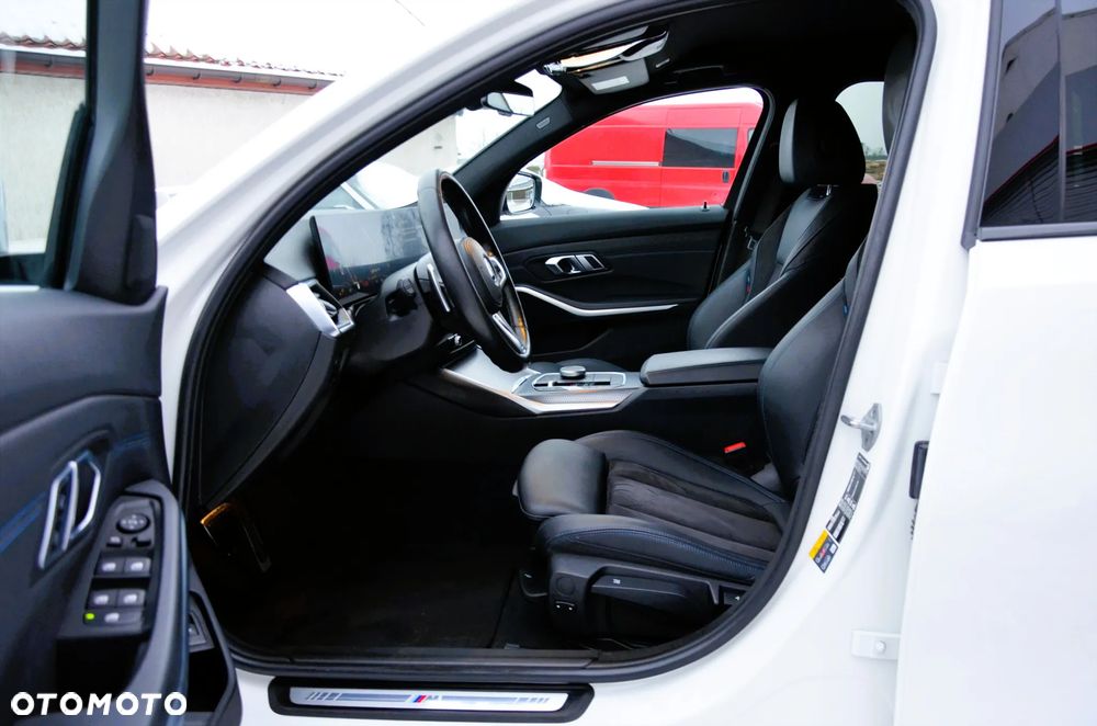 BMW Seria 3 330e xDrive M Sport sport - 16