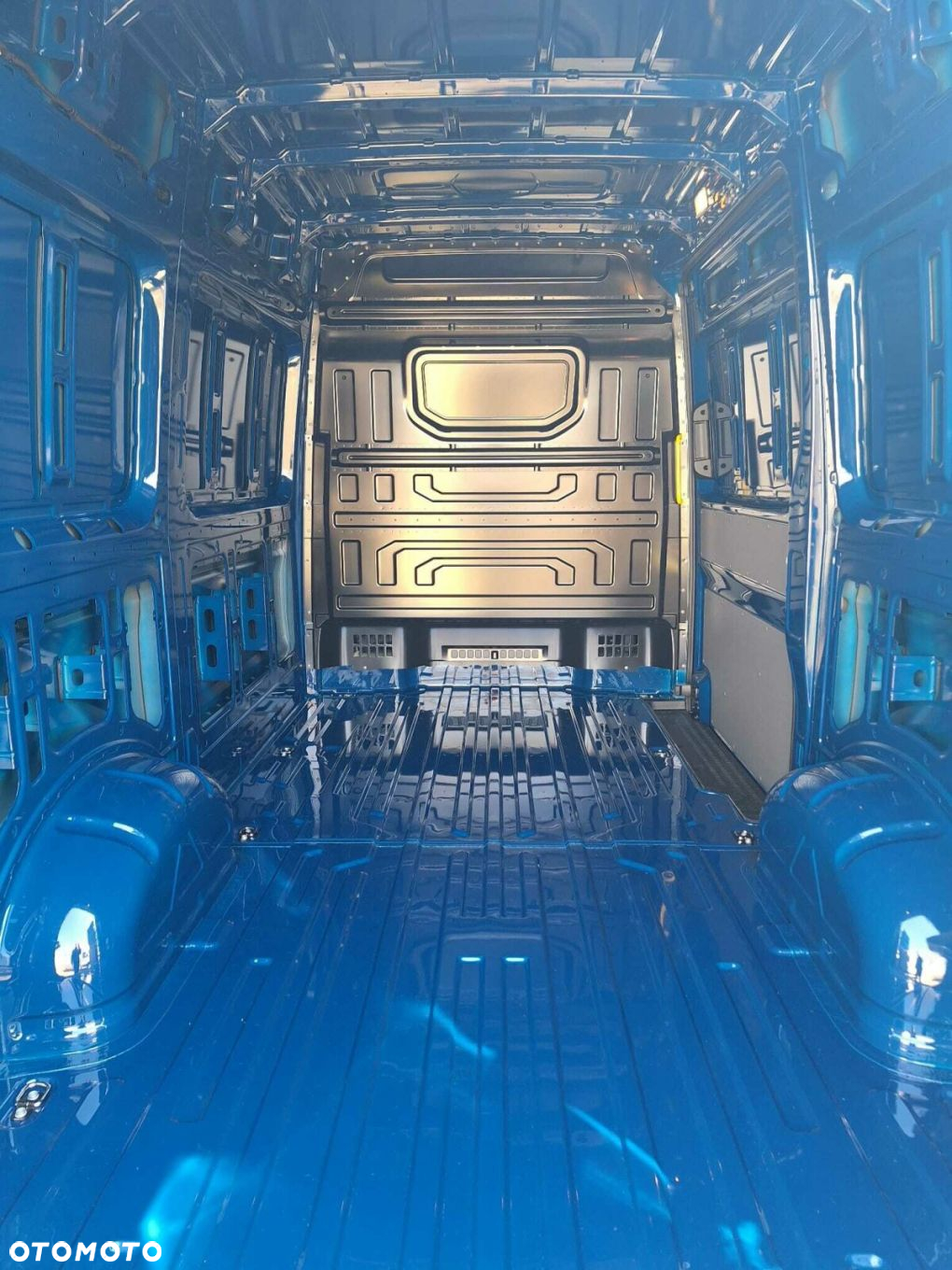 Volkswagen Crafter Crafter 35 Furgon z wysokim dachem silnik: 2,0 l EU6 SCR 140 KM / skrzynia biegów:automatyczna 8-biegowa rozstaw osi: 3640 mm - 3