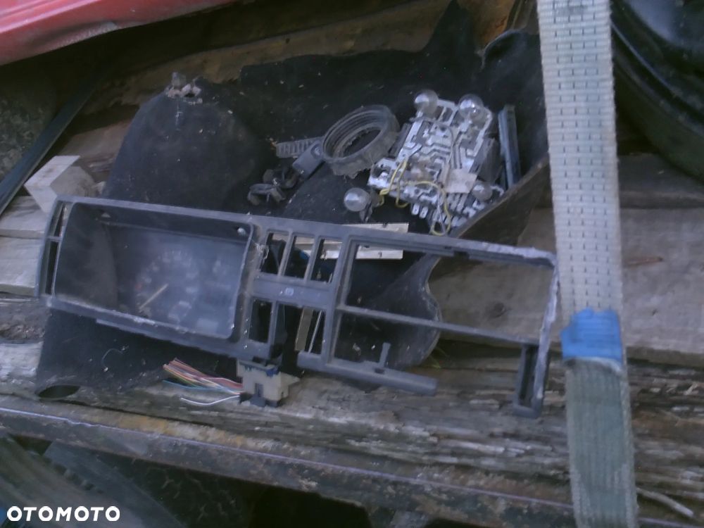 Vw golf 2 II na czesci3d dywany na kielichy tyl,zderzak szeroki,lampy tyl ciemne,zegary,prog nowy lewy,wozek przod,wahacze,amortyzatory,mc phersony,OStyl,pas podloga lampy,szyby,belka instalacja - 39