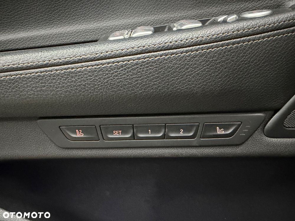 BMW Seria 7 745e sport - 28