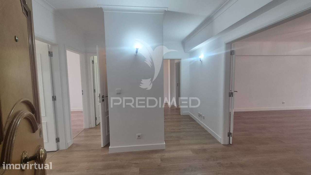 Apartamento T3 totalmente remodelado, situado na prestigiada Estrad... - Grande imagem: 2/27