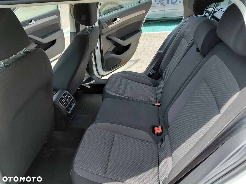 Volkswagen Passat 1.4 TSI BMT Trendline - 17