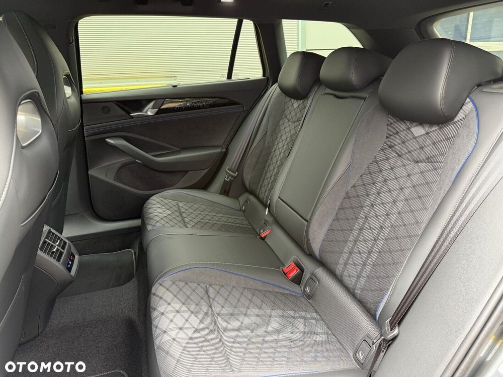 Volkswagen Passat Variant 1.5 TSI eHybrid PHEV 200kW R-Line Plus DSG - 17