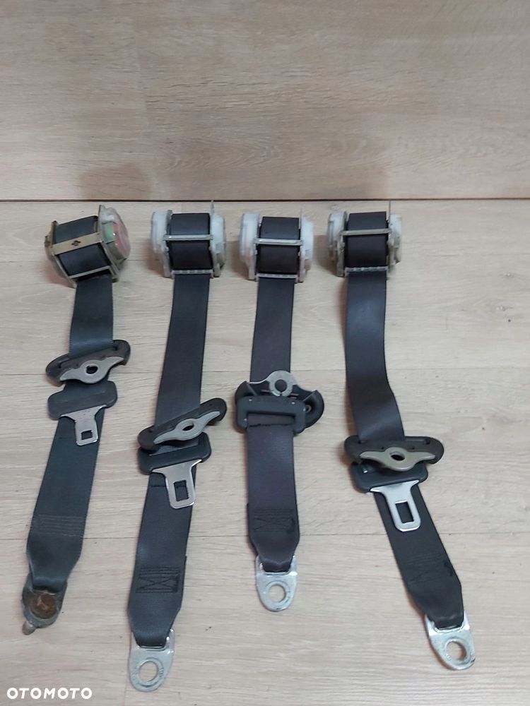 Toyota Yaris I pas bezpieczeństwa PRAWY TYŁ 3D 99-02 r - 1