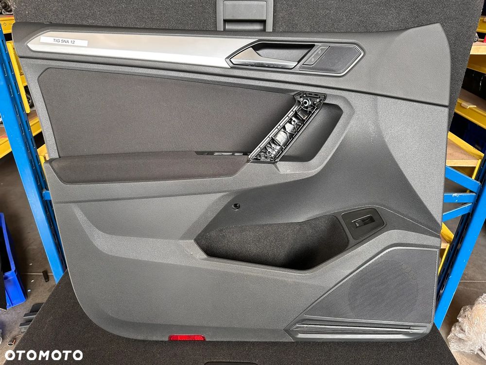 Tapicerka boczek drzwi lewy przód VW Tiguan II 5NA 5NB867011 - 1